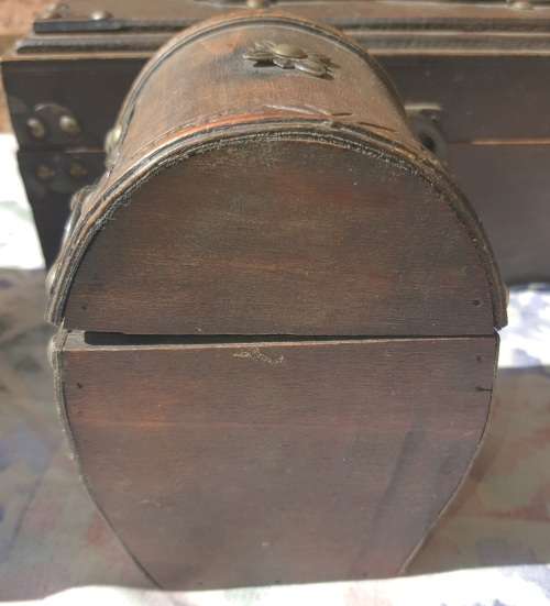 A COLLECTION OF VINTAGE WOODEN CASKETS