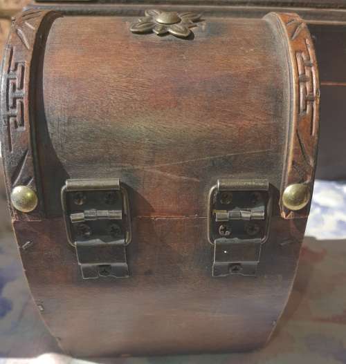 A COLLECTION OF VINTAGE WOODEN CASKETS