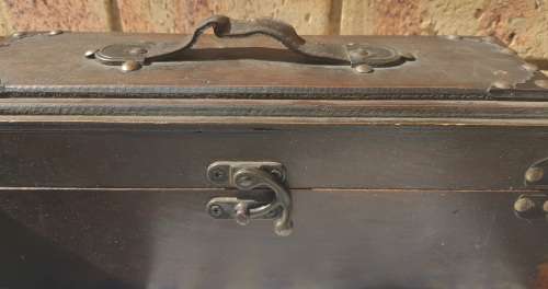 A COLLECTION OF VINTAGE WOODEN CASKETS