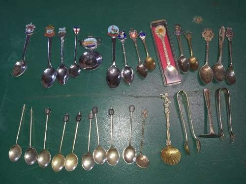 A JOBLOT VINTAGE MEMORABILIA TEASPOONS