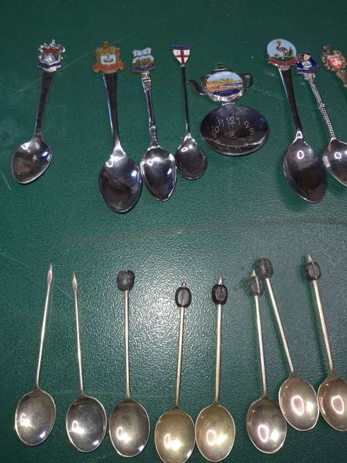 A JOBLOT VINTAGE MEMORABILIA TEASPOONS