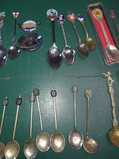 A JOBLOT VINTAGE MEMORABILIA TEASPOONS