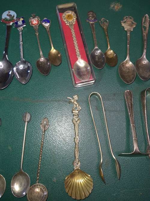 A JOBLOT VINTAGE MEMORABILIA TEASPOONS