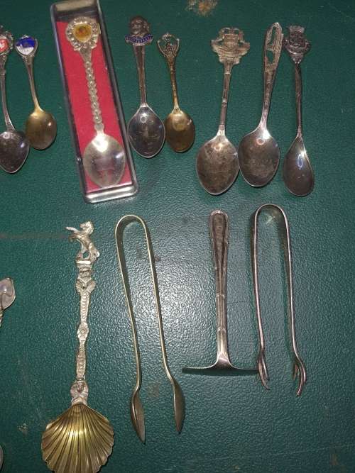A JOBLOT VINTAGE MEMORABILIA TEASPOONS