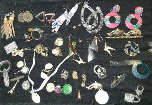 A BULK JOBLOT VINTAGE MIXED JEWELRY SOLD AS IS