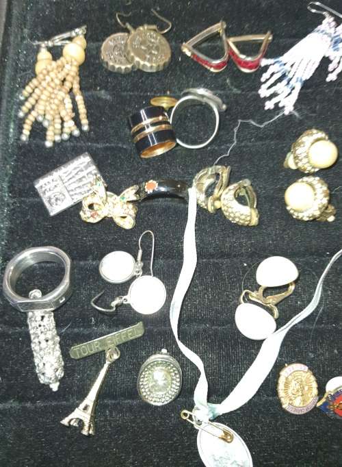 A BULK JOBLOT VINTAGE MIXED JEWELRY SOLD AS IS