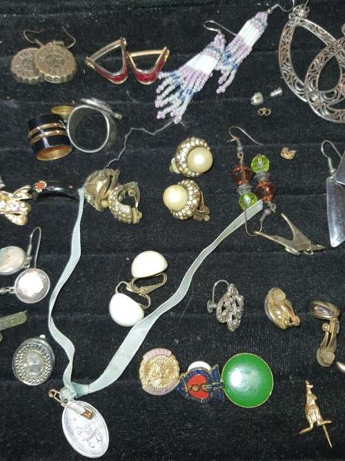 A BULK JOBLOT VINTAGE MIXED JEWELRY SOLD AS IS