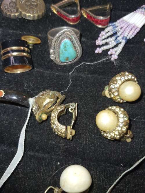 A BULK JOBLOT VINTAGE MIXED JEWELRY SOLD AS IS