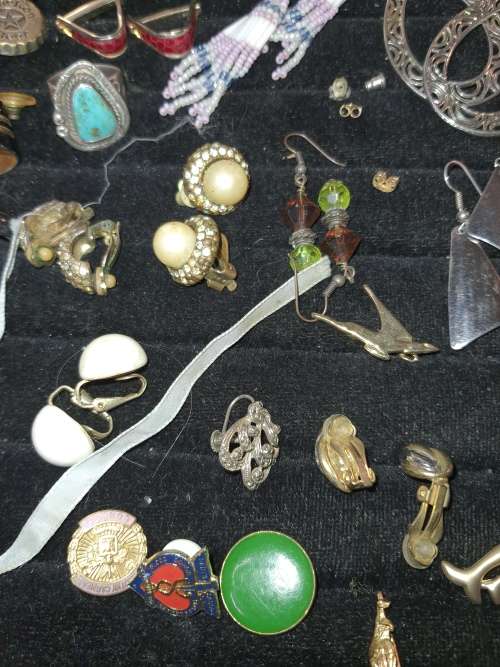 A BULK JOBLOT VINTAGE MIXED JEWELRY SOLD AS IS