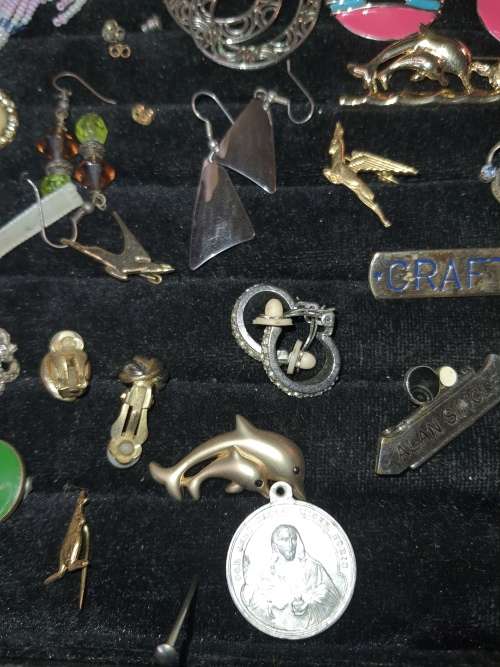 A BULK JOBLOT VINTAGE MIXED JEWELRY SOLD AS IS