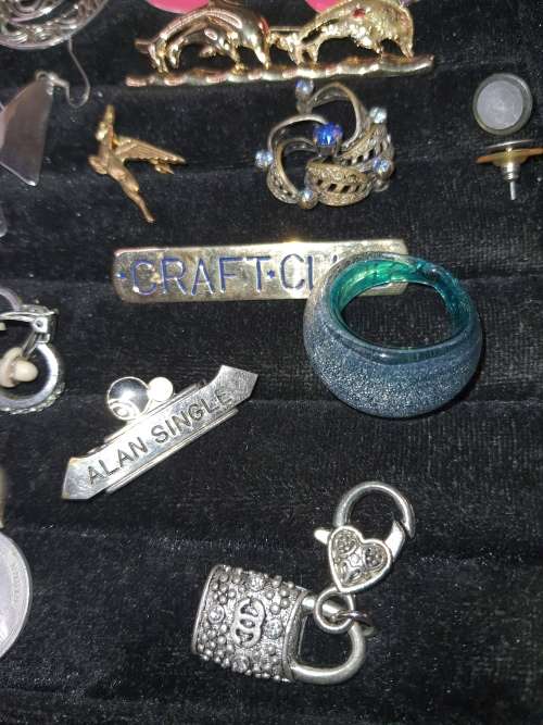 A BULK JOBLOT VINTAGE MIXED JEWELRY SOLD AS IS