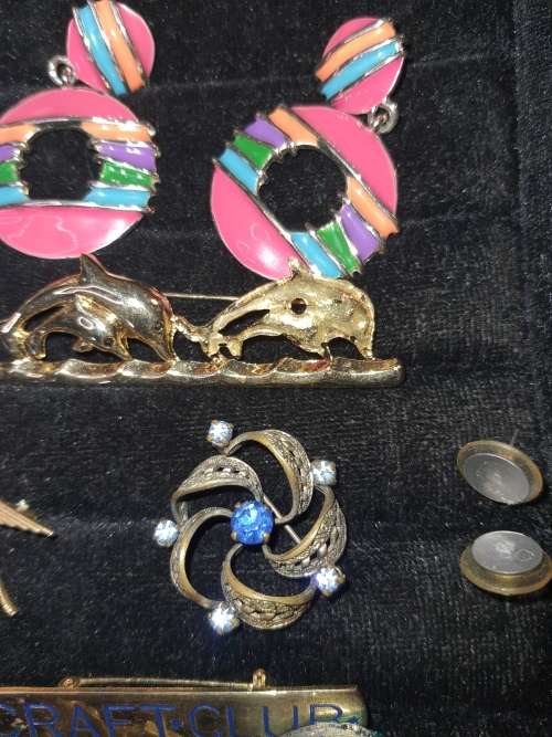 A BULK JOBLOT VINTAGE MIXED JEWELRY SOLD AS IS