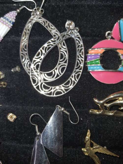 A BULK JOBLOT VINTAGE MIXED JEWELRY SOLD AS IS