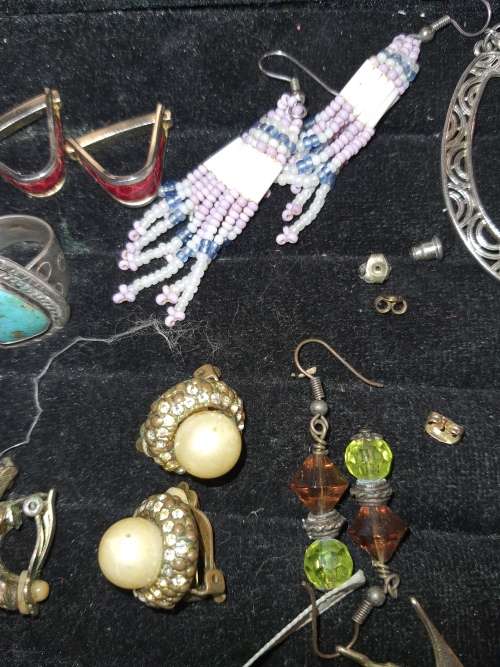A BULK JOBLOT VINTAGE MIXED JEWELRY SOLD AS IS