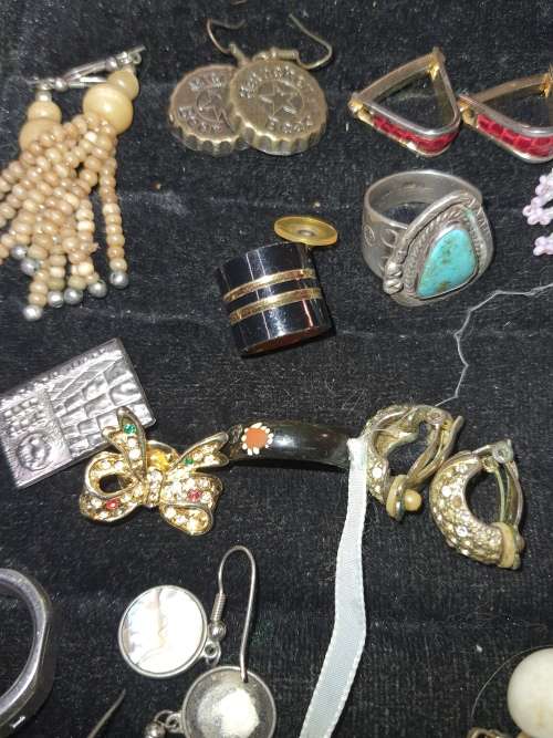 A BULK JOBLOT VINTAGE MIXED JEWELRY SOLD AS IS