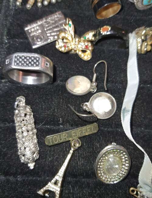 A BULK JOBLOT VINTAGE MIXED JEWELRY SOLD AS IS