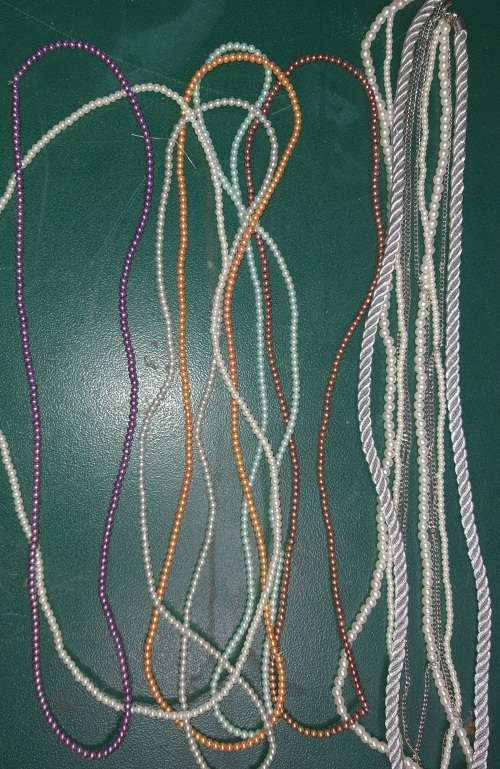 A COLLECTION OF IMMITATION PEARL STRANDS AND NECKLACE SOLD AS IS