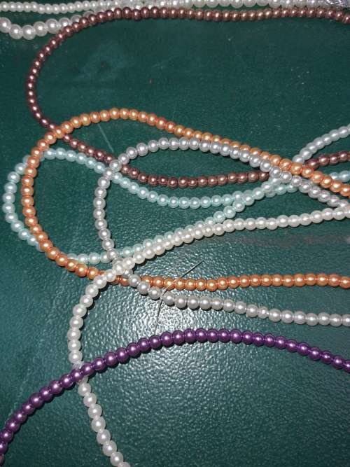 A COLLECTION OF IMMITATION PEARL STRANDS AND NECKLACE SOLD AS IS