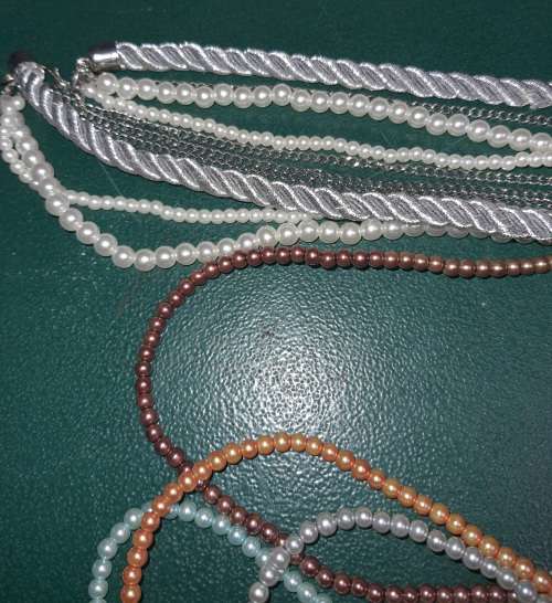 A COLLECTION OF IMMITATION PEARL STRANDS AND NECKLACE SOLD AS IS