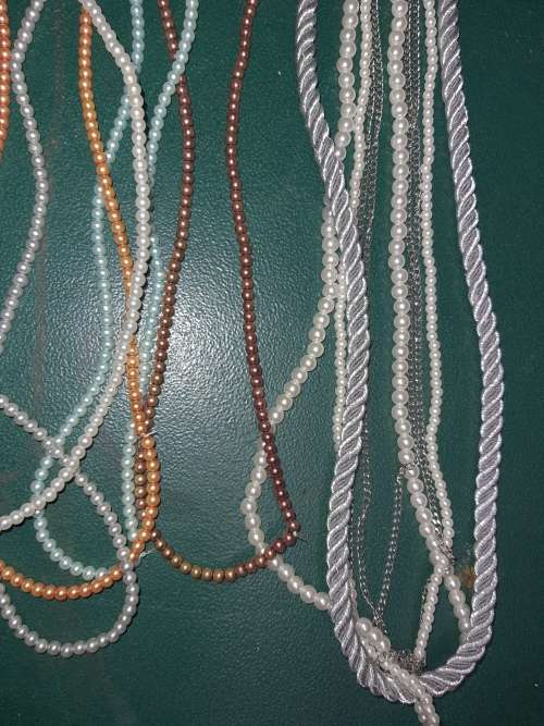A COLLECTION OF IMMITATION PEARL STRANDS AND NECKLACE SOLD AS IS