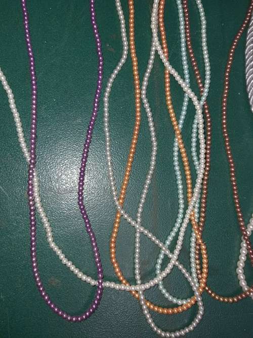 A COLLECTION OF IMMITATION PEARL STRANDS AND NECKLACE SOLD AS IS