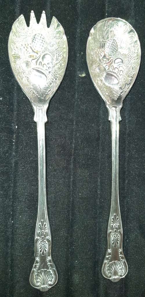 A VINTAGE SALAD LADEL SET SILVER PLATED MADE IN ENGLAND SOLD AS IS