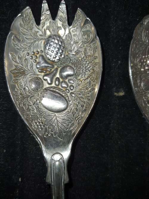 A VINTAGE SALAD LADEL SET SILVER PLATED MADE IN ENGLAND SOLD AS IS