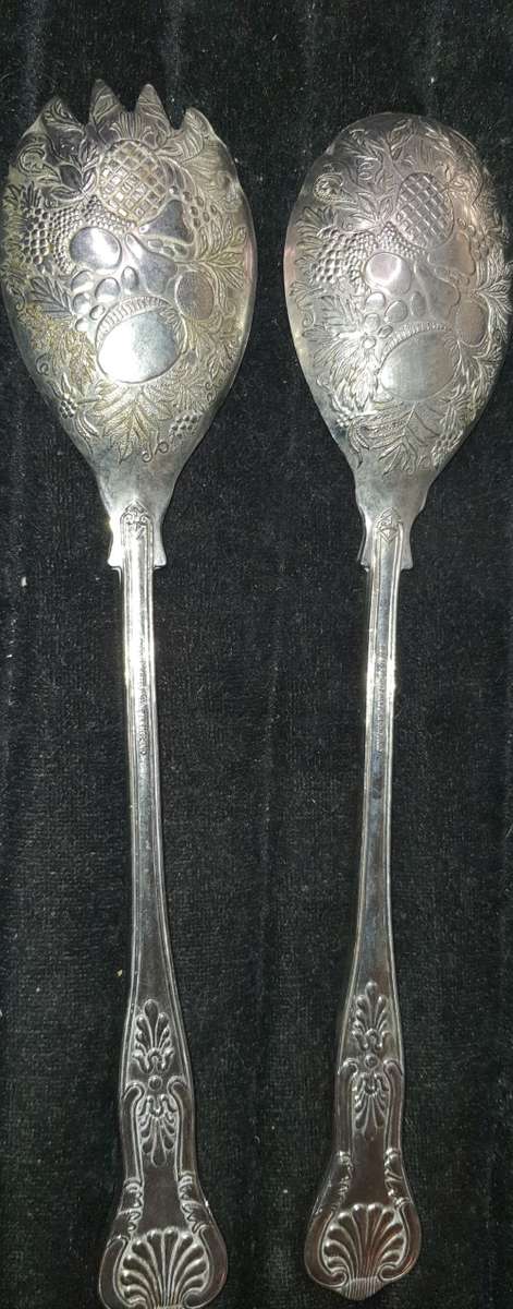 A VINTAGE SALAD LADEL SET SILVER PLATED MADE IN ENGLAND SOLD AS IS