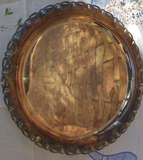 A VINTAGE SILVER PLATE VICTORIAN STYLE SERVING TRAY DIAMETER APPROXIMATELY 32CMS SOLD AS IS