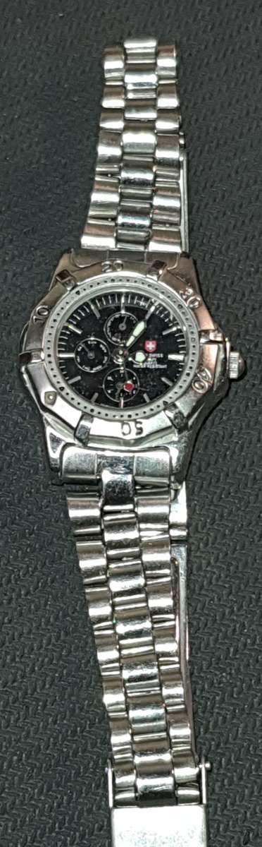 A VINTAGE STAINLESS STEEL SWISS ARMY LADIES WATCH SOLD AS IS NOT TESTED