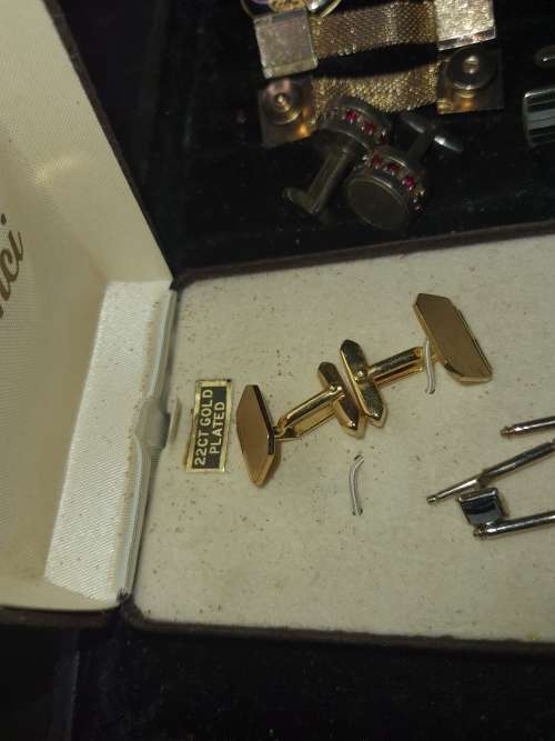 A COLLECTION OF VINTAGE AND ANTIQUE MENS CUFFLINKS SOLD AS IS