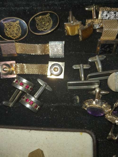 A COLLECTION OF VINTAGE AND ANTIQUE MENS CUFFLINKS SOLD AS IS