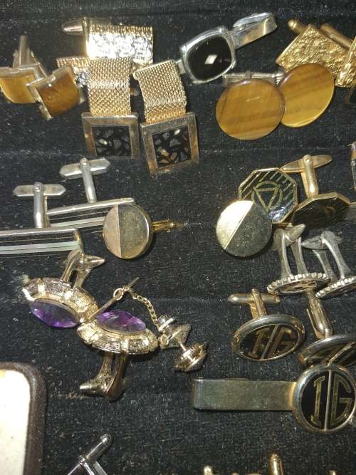 A COLLECTION OF VINTAGE AND ANTIQUE MENS CUFFLINKS SOLD AS IS