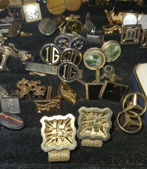 A COLLECTION OF VINTAGE AND ANTIQUE MENS CUFFLINKS SOLD AS IS