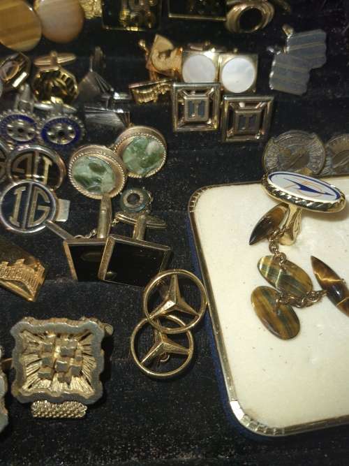 A COLLECTION OF VINTAGE AND ANTIQUE MENS CUFFLINKS SOLD AS IS