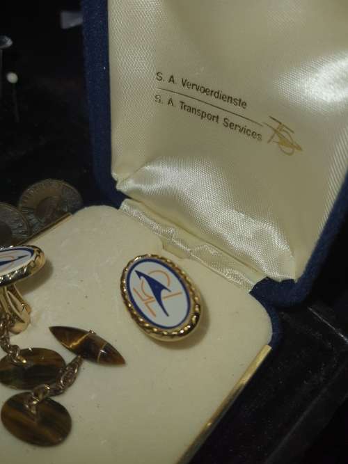 A COLLECTION OF VINTAGE AND ANTIQUE MENS CUFFLINKS SOLD AS IS