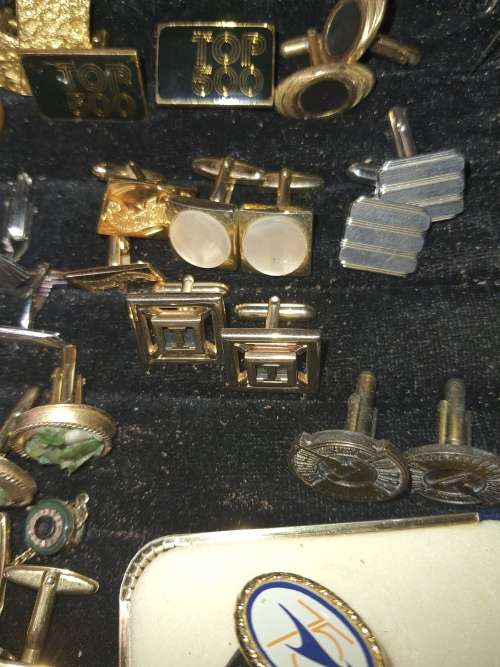 A COLLECTION OF VINTAGE AND ANTIQUE MENS CUFFLINKS SOLD AS IS