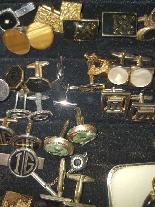 A COLLECTION OF VINTAGE AND ANTIQUE MENS CUFFLINKS SOLD AS IS