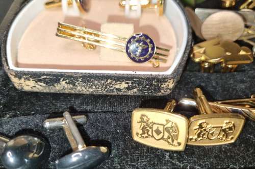 AN EXECUTIVE GENTLEMENS COLLECTION OF SILVERPLATED AND GOLD-PLATED CUFFLINKS SOLD AS IS