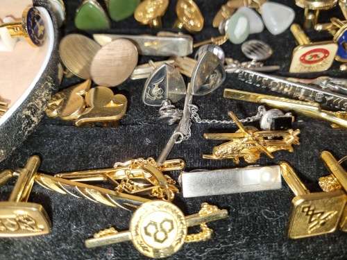 AN EXECUTIVE GENTLEMENS COLLECTION OF SILVERPLATED AND GOLD-PLATED CUFFLINKS SOLD AS IS