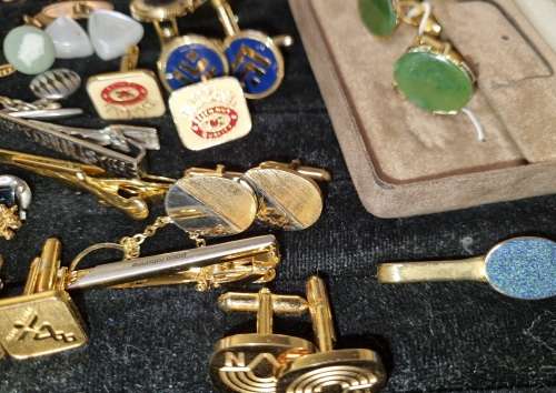 AN EXECUTIVE GENTLEMENS COLLECTION OF SILVERPLATED AND GOLD-PLATED CUFFLINKS SOLD AS IS
