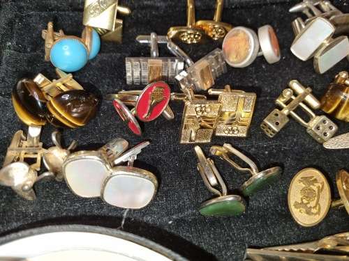 AN EXECUTIVE GENTLEMENS COLLECTION OF SILVERPLATED AND GOLD-PLATED CUFFLINKS SOLD AS IS
