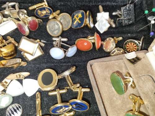 AN EXECUTIVE GENTLEMENS COLLECTION OF SILVERPLATED AND GOLD-PLATED CUFFLINKS SOLD AS IS