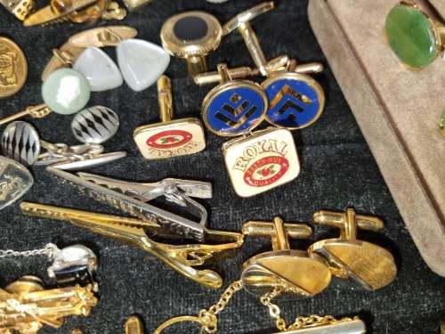 AN EXECUTIVE GENTLEMENS COLLECTION OF SILVERPLATED AND GOLD-PLATED CUFFLINKS SOLD AS IS