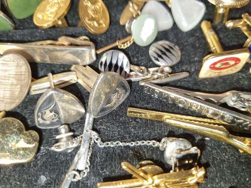 AN EXECUTIVE GENTLEMENS COLLECTION OF SILVERPLATED AND GOLD-PLATED CUFFLINKS SOLD AS IS