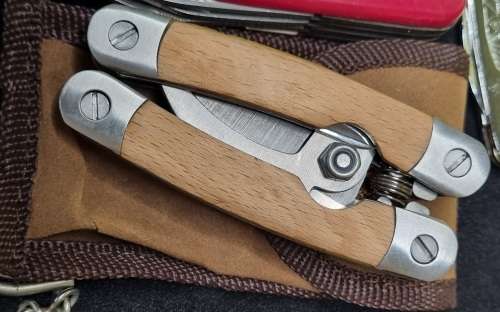 A COLLECTION FOR ALL THE MEN LIGHTERS, POCKET KNIVES AND MULTI TOOLS SOLD AS IS