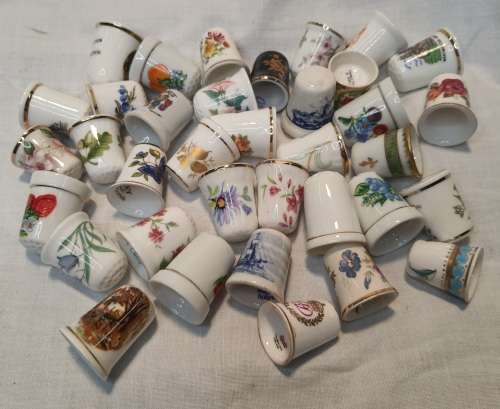 A COLLECTION OF VINTAGE PORCELLAN COLLECTORS SEWING TIMBLES SOLD AS IS