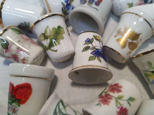 A COLLECTION OF VINTAGE PORCELLAN COLLECTORS SEWING TIMBLES SOLD AS IS
