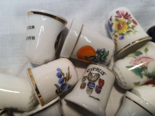 A COLLECTION OF VINTAGE PORCELLAN COLLECTORS SEWING TIMBLES SOLD AS IS