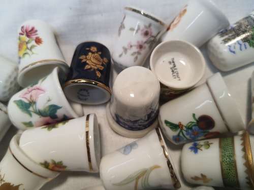 A COLLECTION OF VINTAGE PORCELLAN COLLECTORS SEWING TIMBLES SOLD AS IS